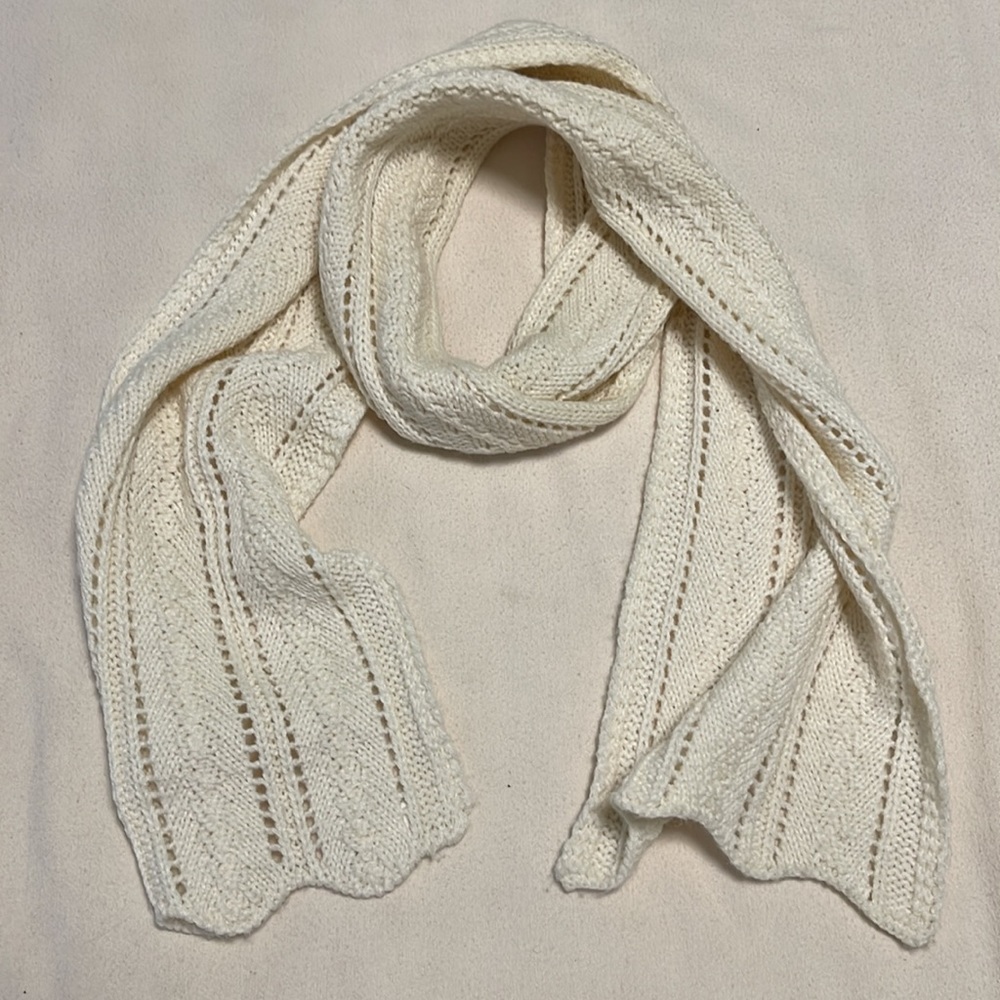 Fownes cream colored knit scarf*